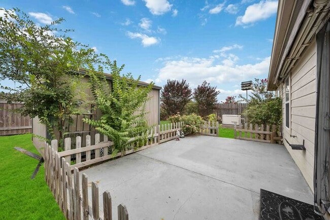 Building Photo - Great Location, wonderful Schools, 1 Block...
