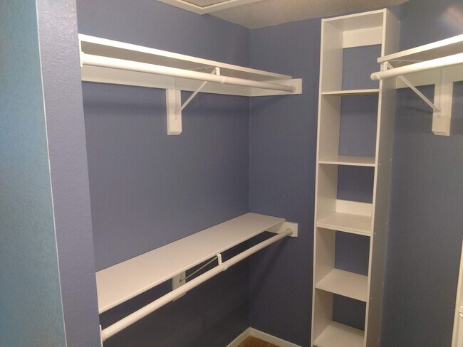 Building Photo - Henderson 4 Bedroom