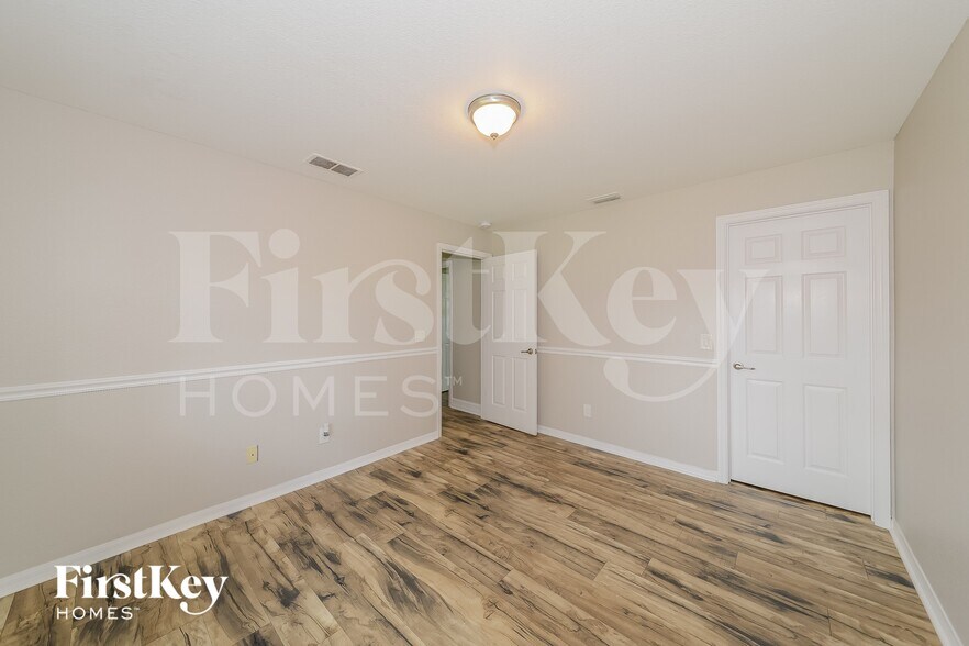 Building Photo - 6177 Hollywood Ave