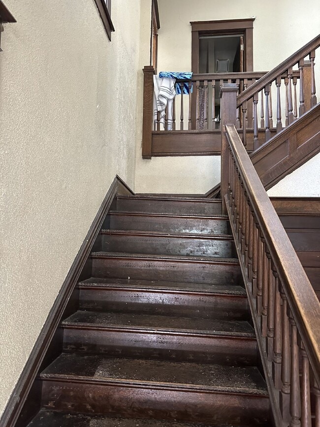 Building Photo - 3 Bed 1 Bath duplex close to UWEC!
