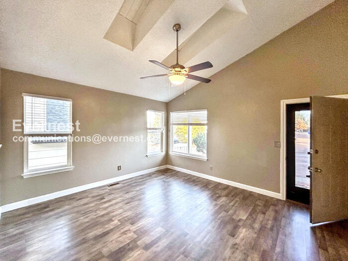 Building Photo - 6655 Lonsdale Dr