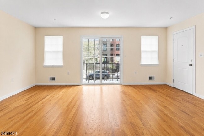 Building Photo - 453-455 Washington Street Unit 3