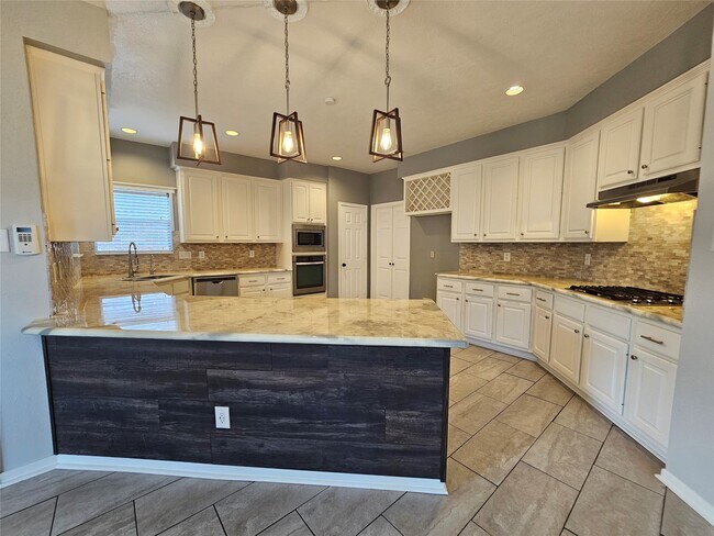 Building Photo - 15015 Dawnbrook Dr