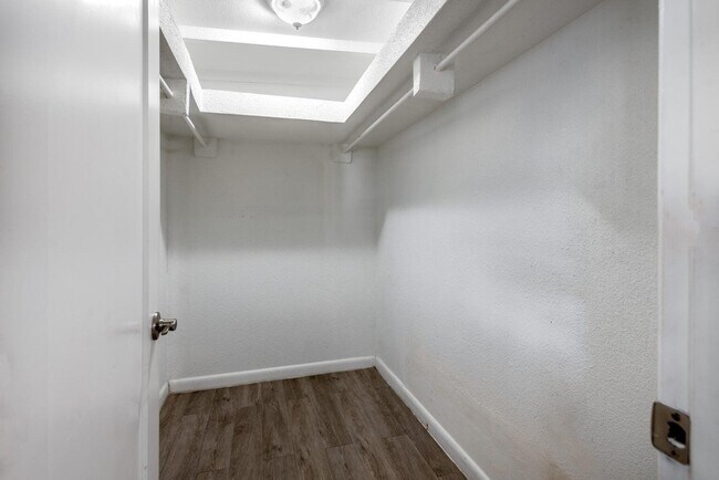 Building Photo - 8642 Sunset Dr