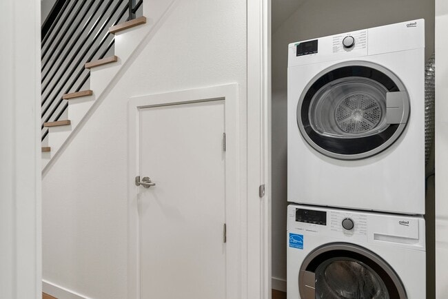 Building Photo - Beautiful Eastlake Condo