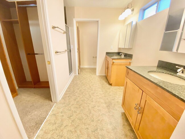 Building Photo - SPACIOUS SINGLE-STORY HOME 3 BEDROOM & 3 B...
