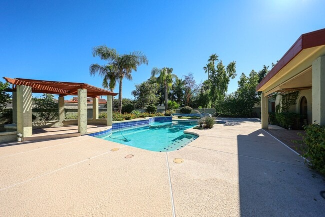 Building Photo - Scottsdale Country Club Living!