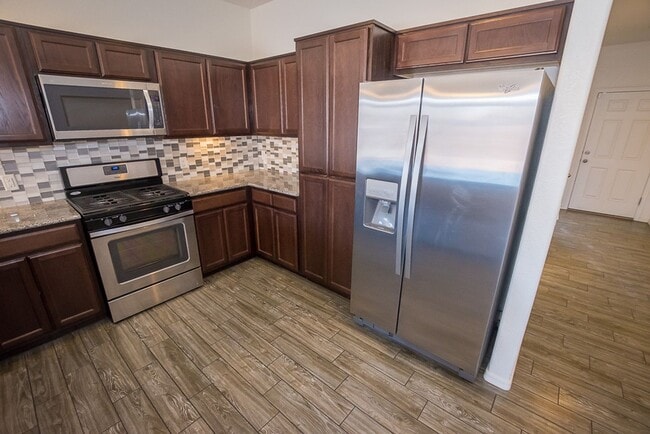 Building Photo - Great Open Floor Plan 3 Bedroom, 2 Bath, Central A/C in Holiday Subdivision!