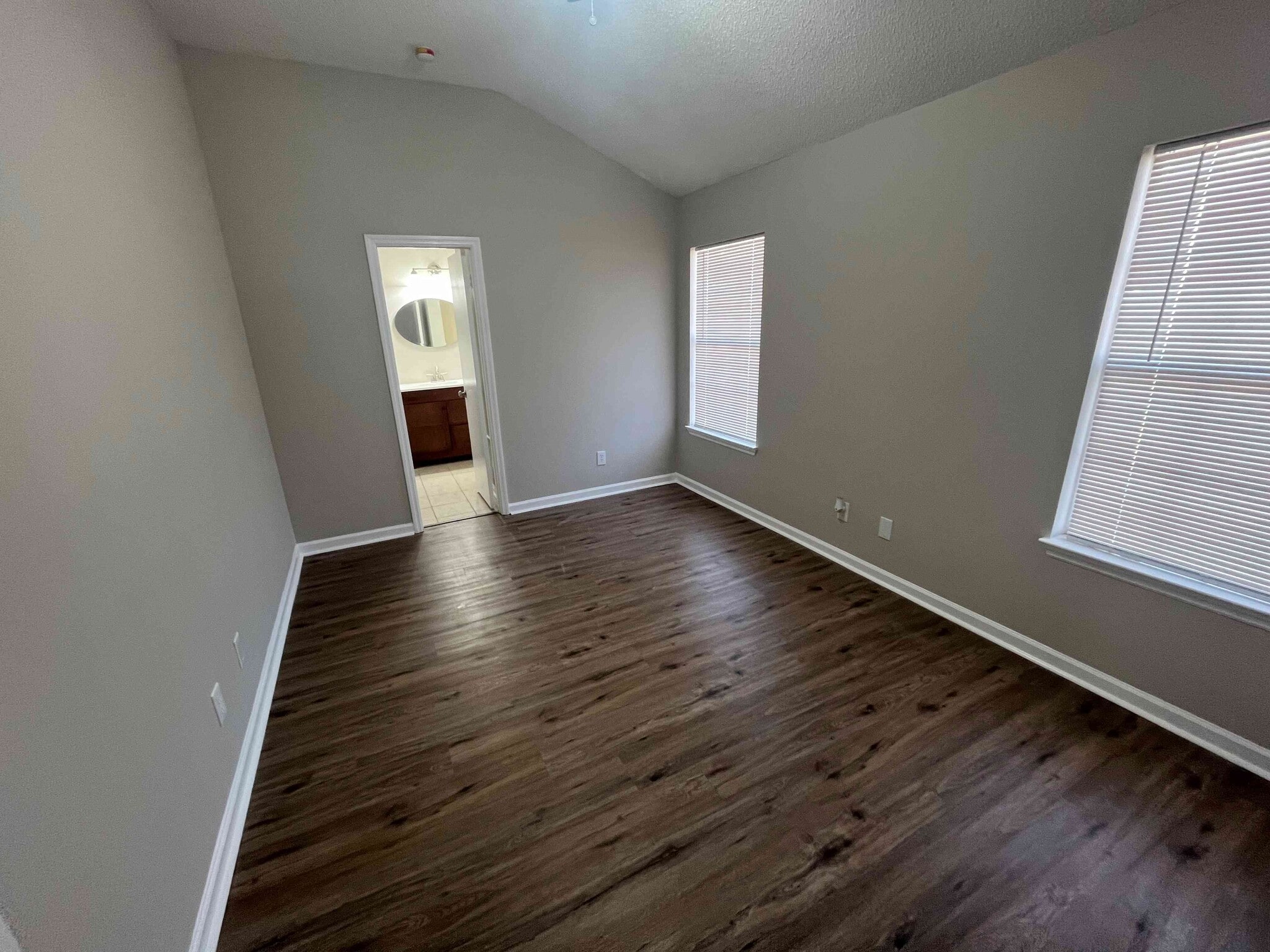 Building Photo - 204 Mountain Creek Dr