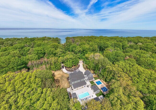 Building Photo - 2171 Lakeshore Dr