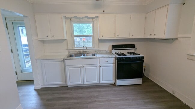 Building Photo - MOVE IN SPECIAL! 50% Off First Month’s Ren...