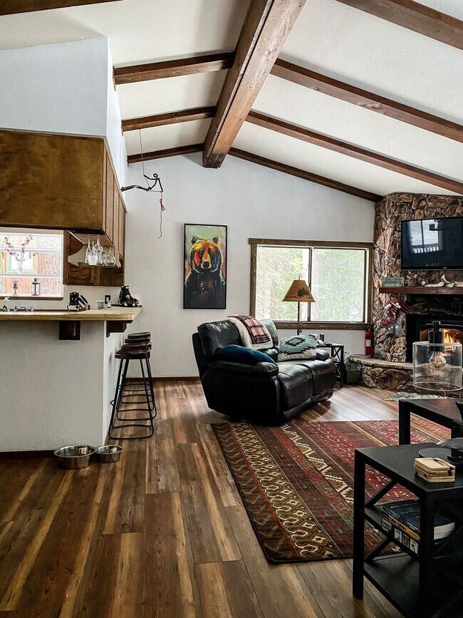 Building Photo - New to the Rental Market! FURNISHED Custom 3 Bdrm Hm w/Garage