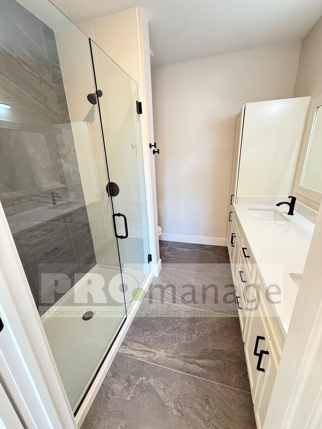 Building Photo - Beautiful 3 Bed / 2.5 Bath Townhome in Car...