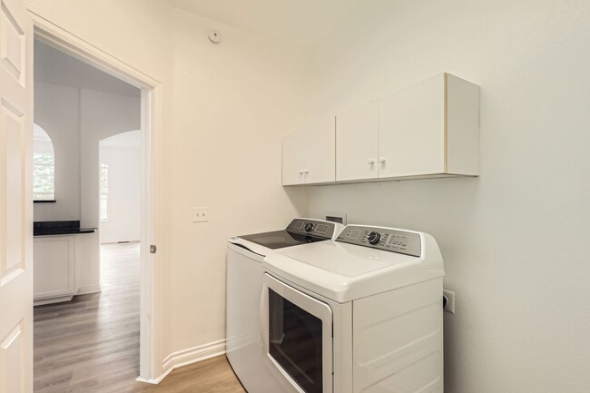 Building Photo - **Spacious, Light-Filled 4 bed, 4 bath wit...