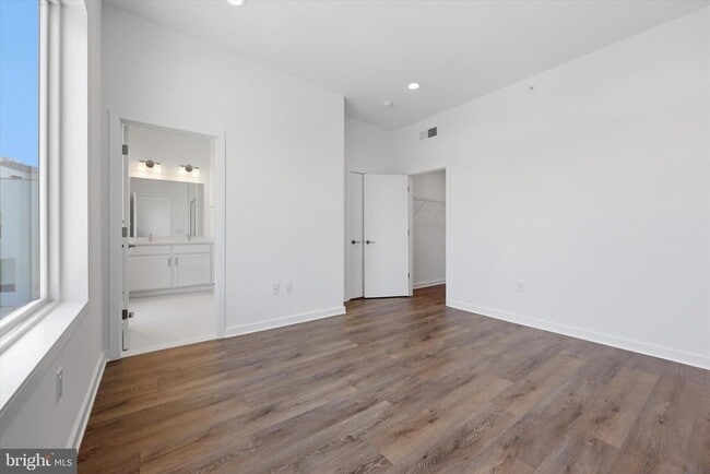 Building Photo - 3016 S Northbank Pl