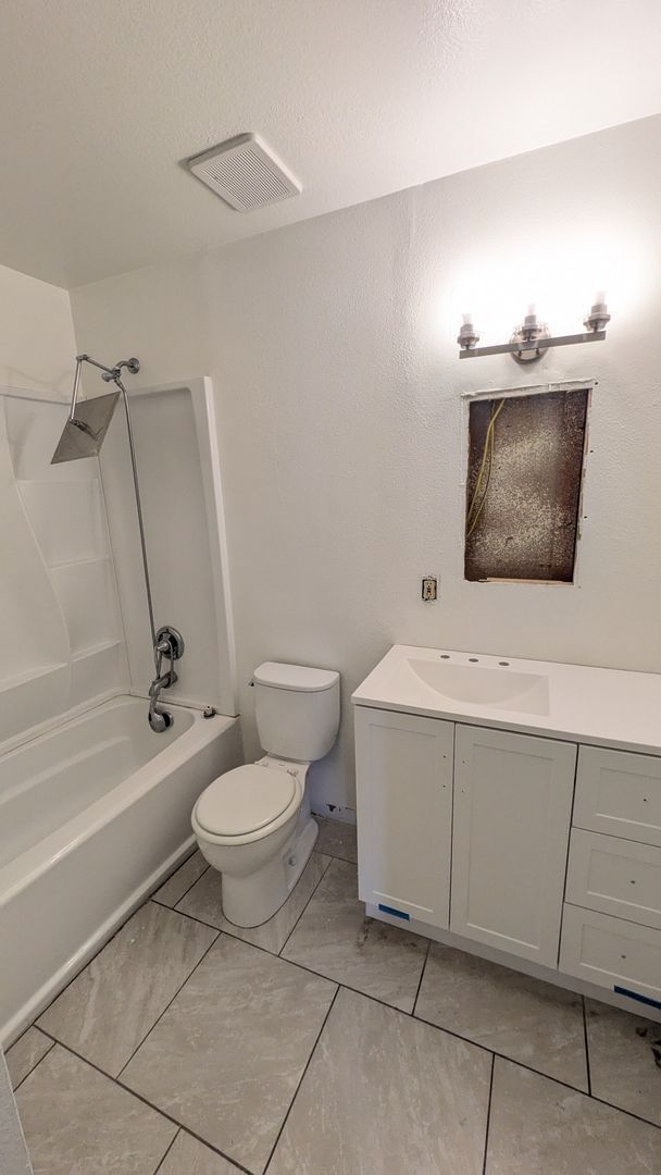 Building Photo - Refreshed Single Level Home