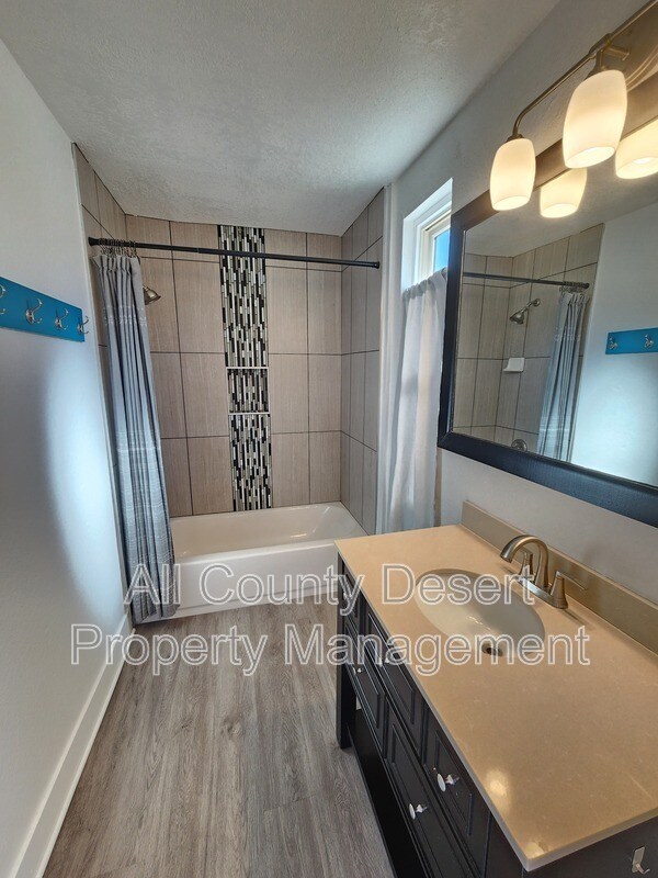 Building Photo - 400 N Sunrise Way