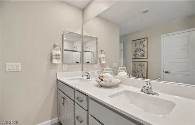 Building Photo - 4258 Vivenda St