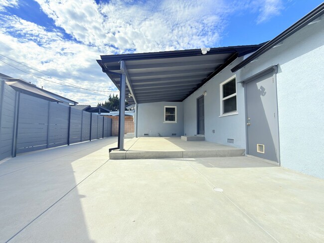 Building Photo - Upgraded 2-Bedroom Home with Garage & Enclosed Yard.