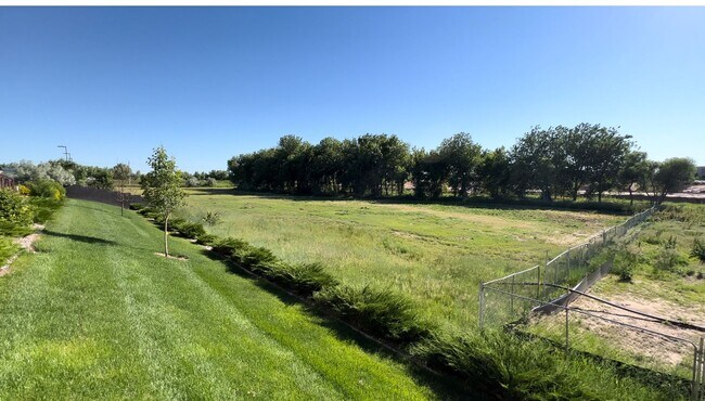 Building Photo - 2 Bedroom 2.5 bathroom Townhouse in Greeley