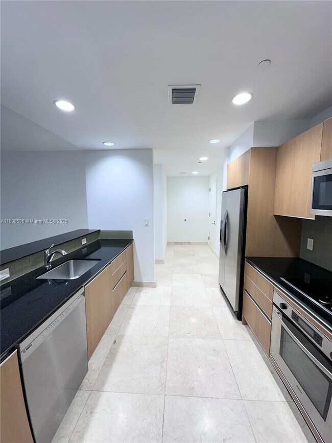 Building Photo - 1050 Brickell Ave
