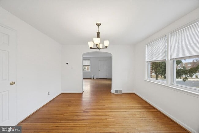 Building Photo - 519 Acorn St