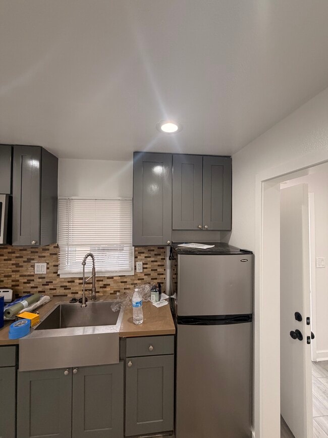 Building Photo - 2-1342 E 59th St