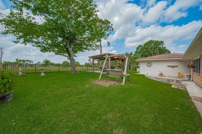 Building Photo - 15222 Torry Pines Rd