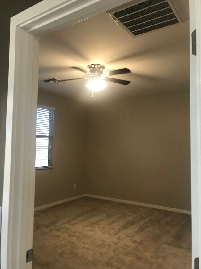 Building Photo - Beautiful Newer 3 bedroom Home Sweetwater ...