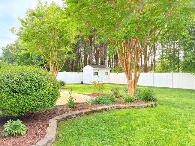Building Photo - Large Spacious Home With Fully Fenced In Y...