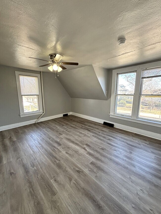 Building Photo - RENT SPECIAL - RENT REDUCED!!  2 Bedroom, 1 Bathroom apartment in great CF location!