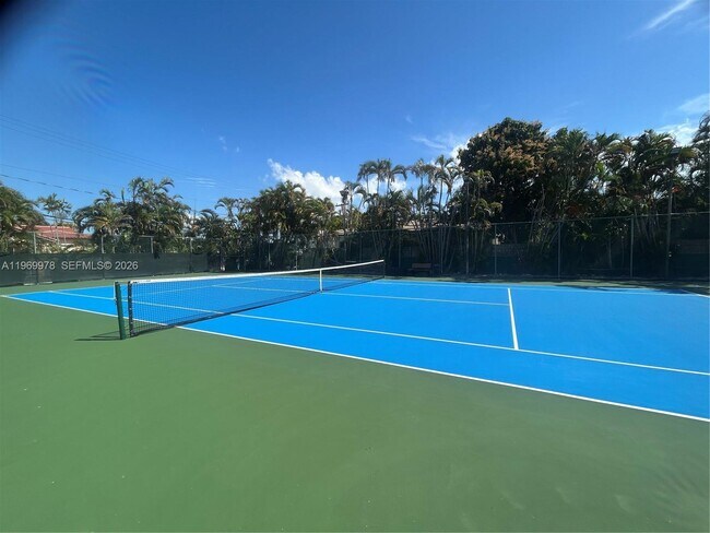 Building Photo - 801 N Venetian Dr