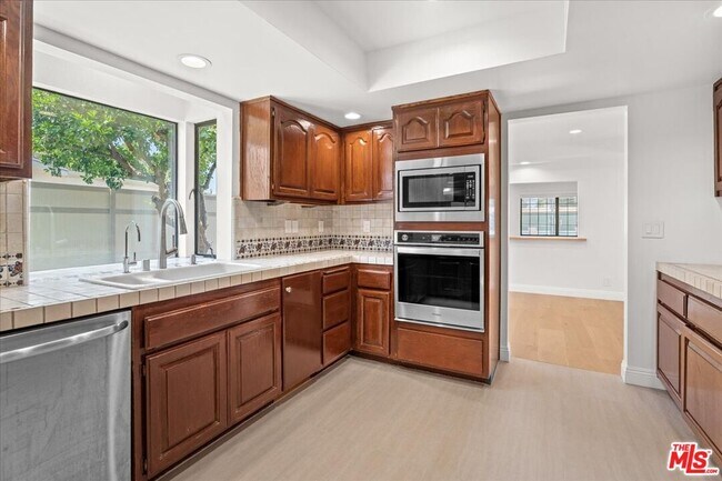 Building Photo - 6443 Matilija Ave
