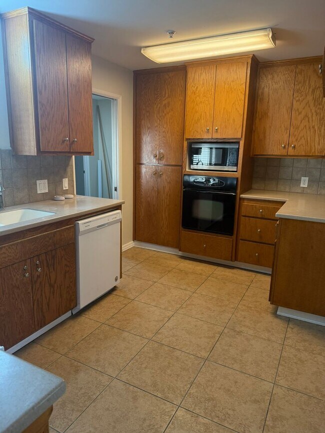 Building Photo - Spacious 4-Bedroom + 2 Bonus Rooms | Near ...