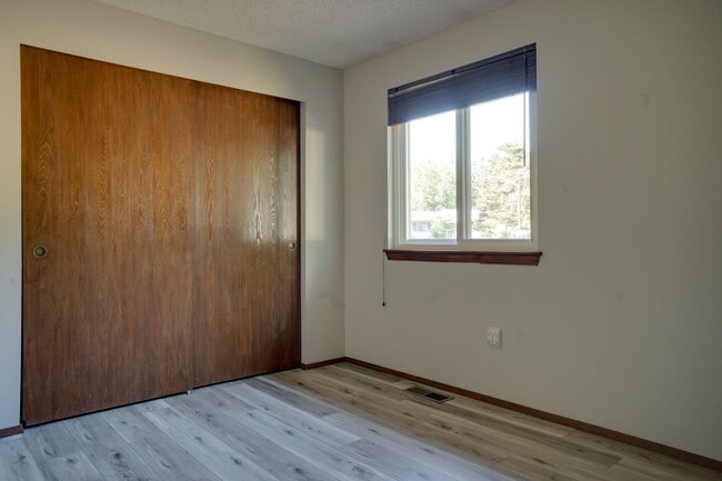 Building Photo - Remodeled Kent East Hill Split level
