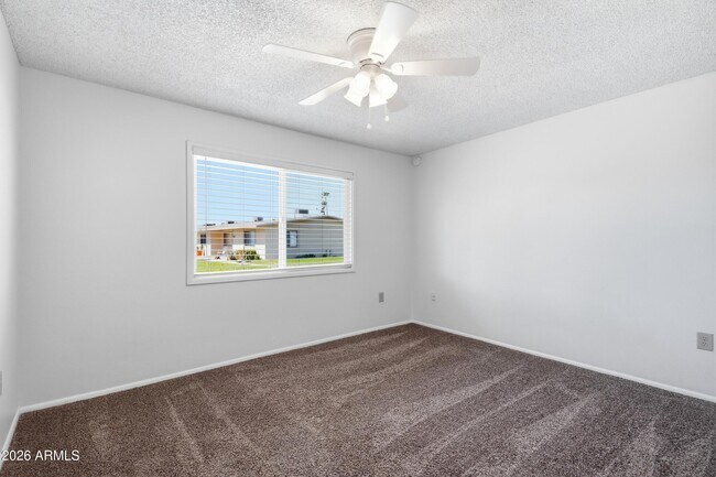 Building Photo - 10922 W Santa Fe Dr