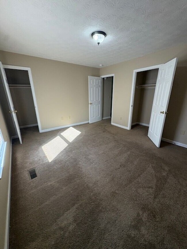 Building Photo - 2 Bedroom / 1.5 Bathroom Townhouse in Abingdon, VA