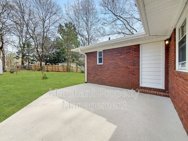 Building Photo - 103 Robin Hood Rd