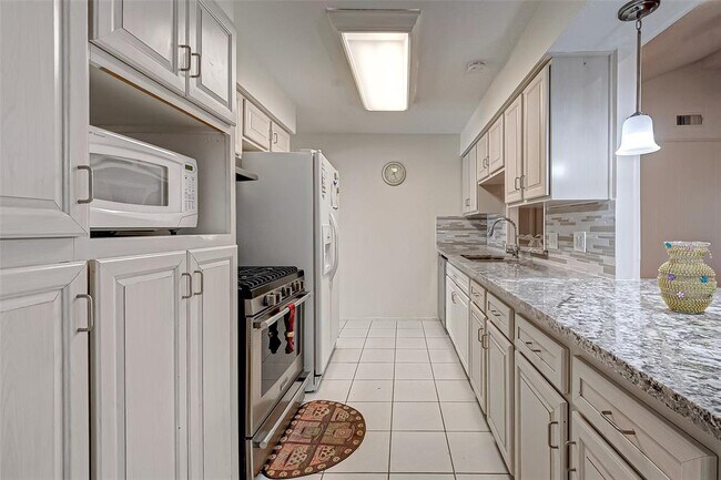 Building Photo - 11707 N Willow Cir