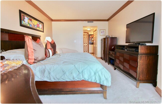 Building Photo - 4000 Island Blvd