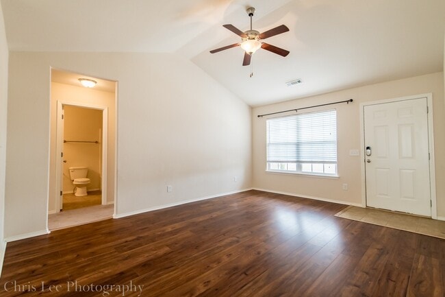 Building Photo - Well-Kept 3 BR home Near Walmart and Schools!
