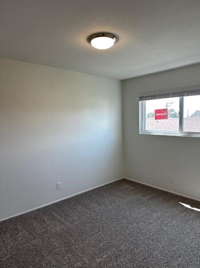 Building Photo - Charming One Bedroom Upstairs Apartment