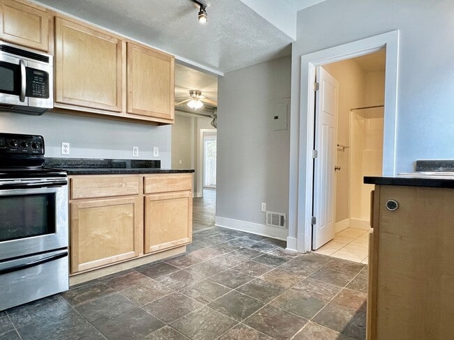 Building Photo - 933 E Front St