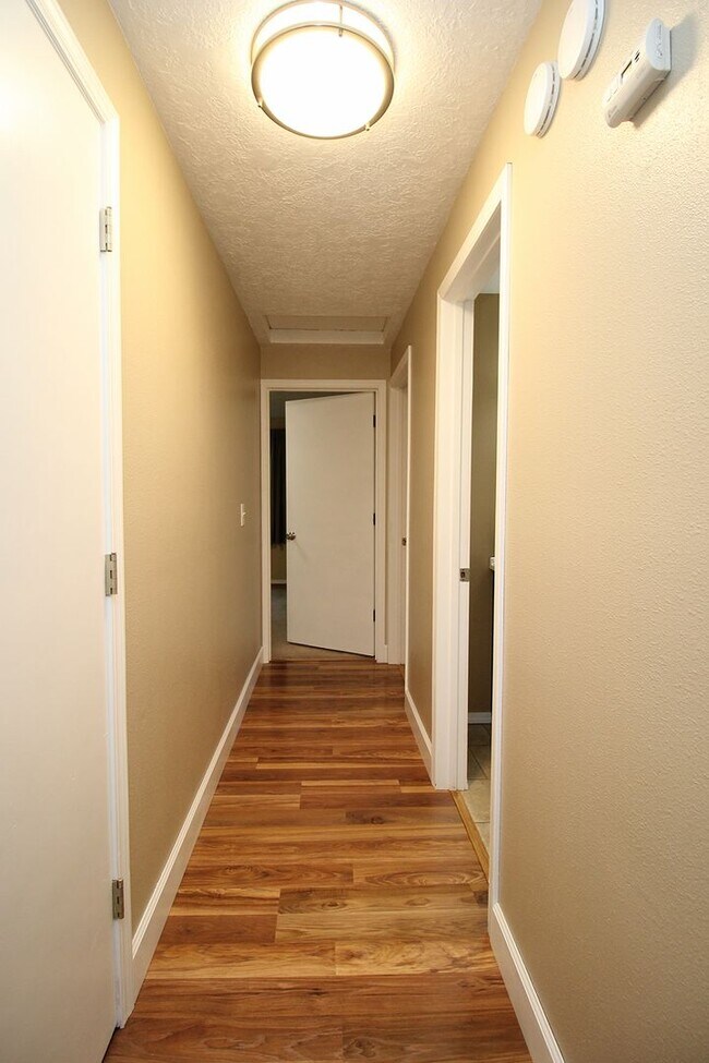 Building Photo - Updated 3 Bed/2 Bath Milwaukie Ranch Home Set On A Gorgeous Lot