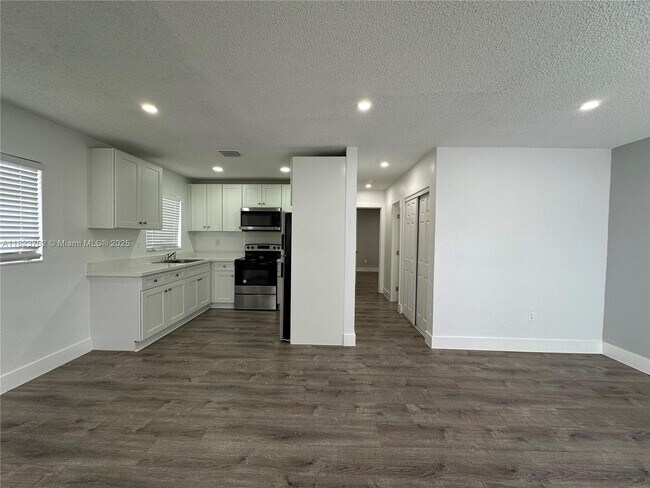 Building Photo - 6032 SW 25th St