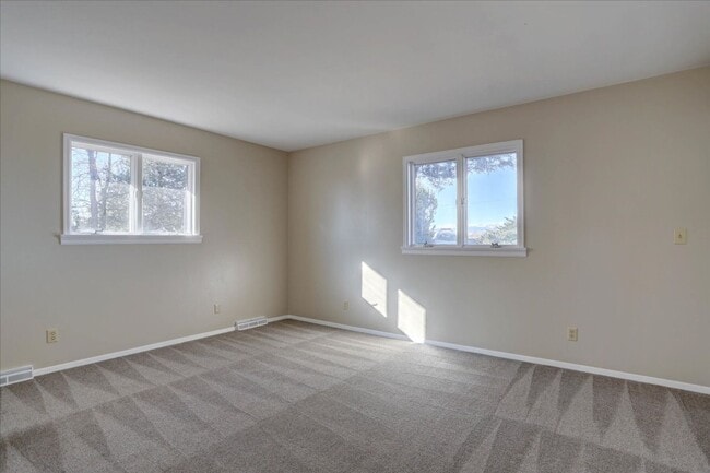 Building Photo - 3 Bedroom 3 Bathroom Home on a 1 Acre Lot