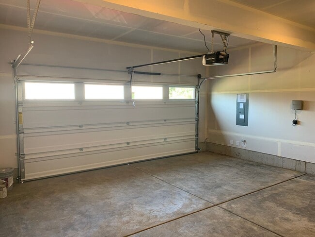 Building Photo - 4 BED/2.5 BATH PLUS A HUGE BONUS ROOM! HIGH END FINISHES! LARGE FENCED BACKYARD !