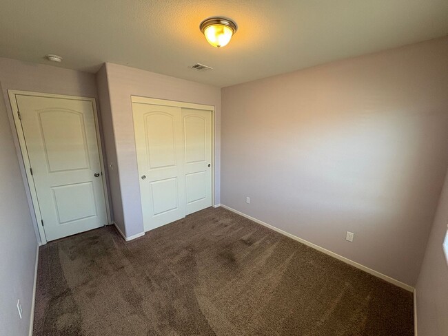 Building Photo - NW Visalia Home Available Now!