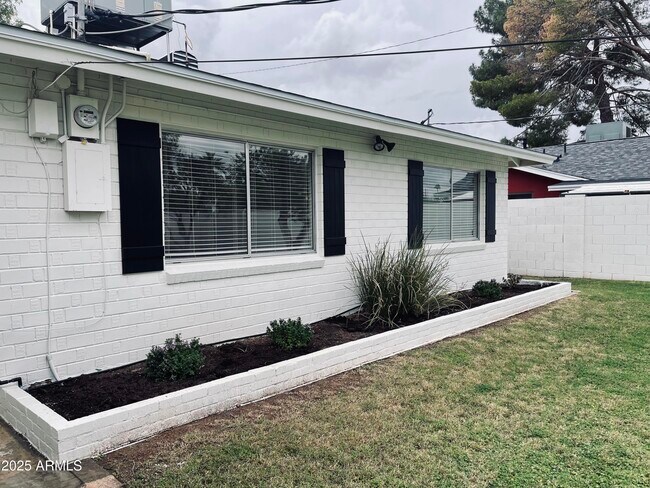 Building Photo - 4702 E Wilshire Dr