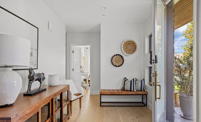 Building Photo - High-End Westside Rental on Washington Pl